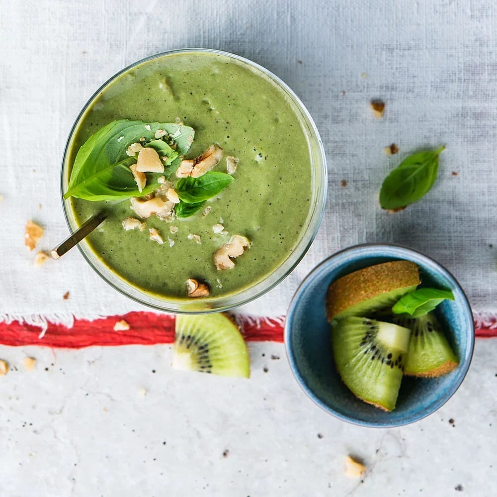 Grön smoothie med kiwi, valnötter och spenat
