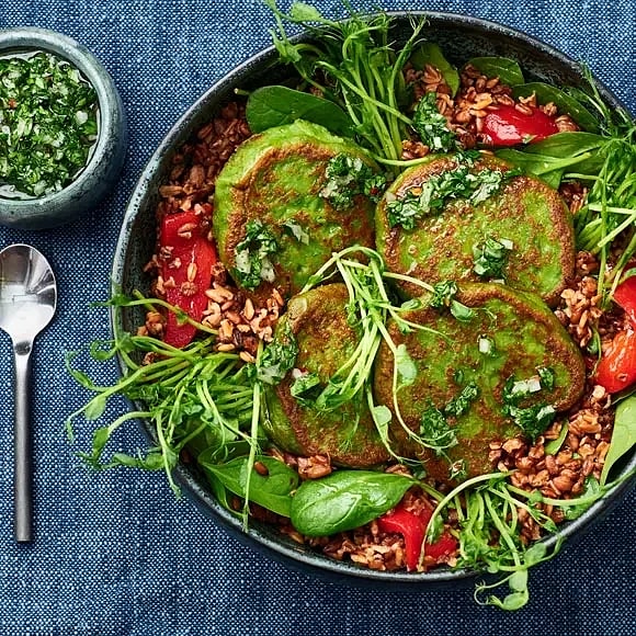 Grönärtsfritters med rostad grynssallad och chimichurri