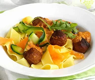 Grönsakspasta med köttbullar i pestosås