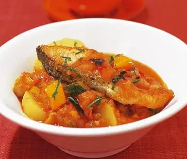 Grönsaksragu med lax och potatis