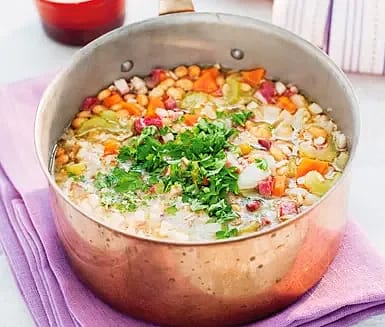 Grönsakssoppa med korn och rökt fläsk