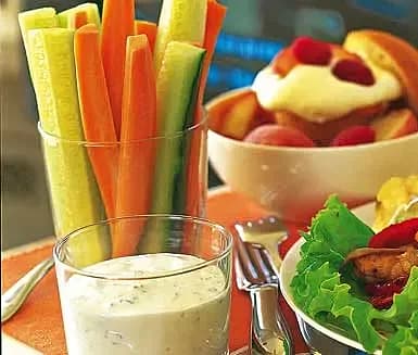 Grönsaksstavar & chips med örtdipp