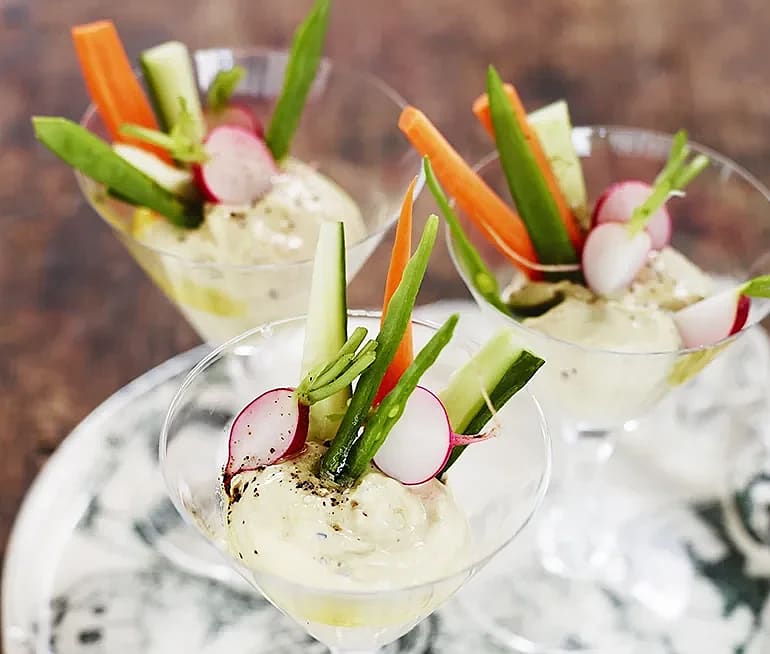 Grönsaksstavar med söt currydip