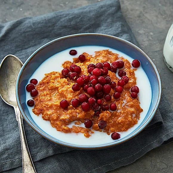 Gröt med morotsjuice och lingon