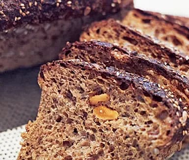 Grovt fruktbröd i form