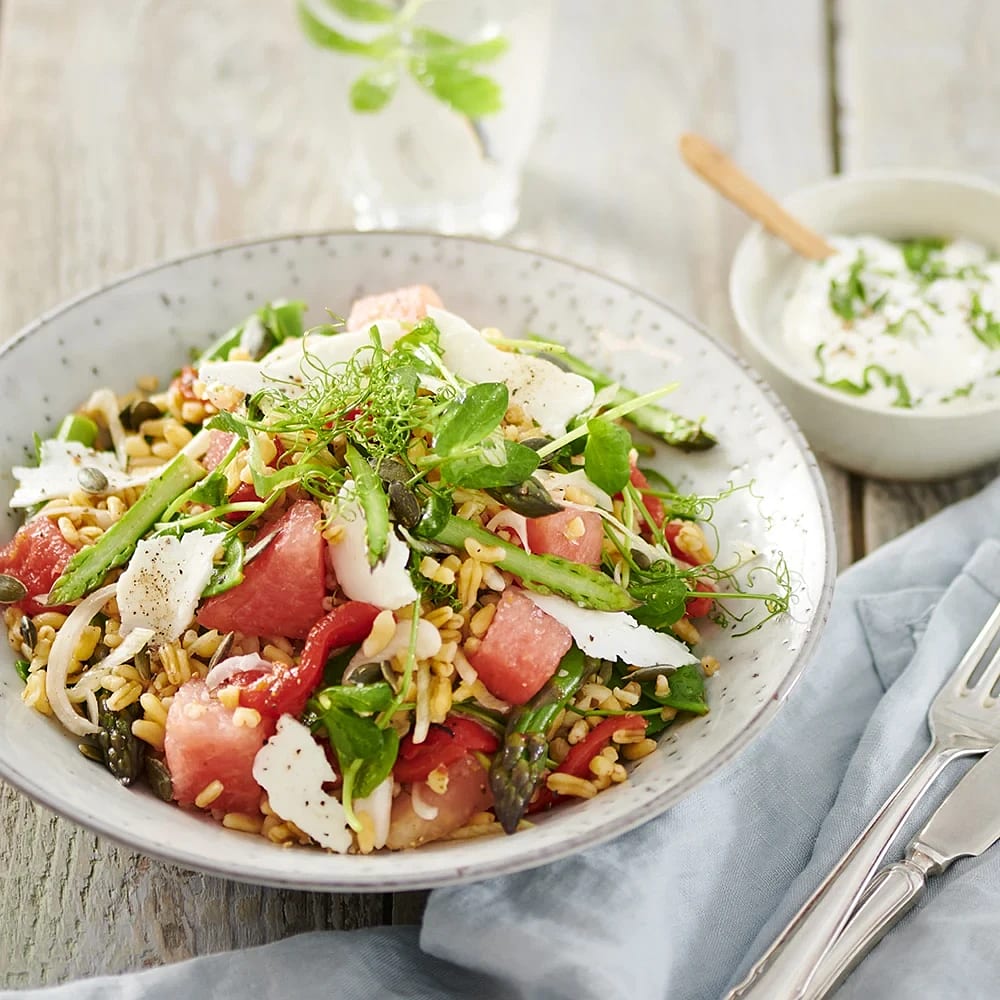 Grynsallad med grön sparris, vattenmelon och halloumi