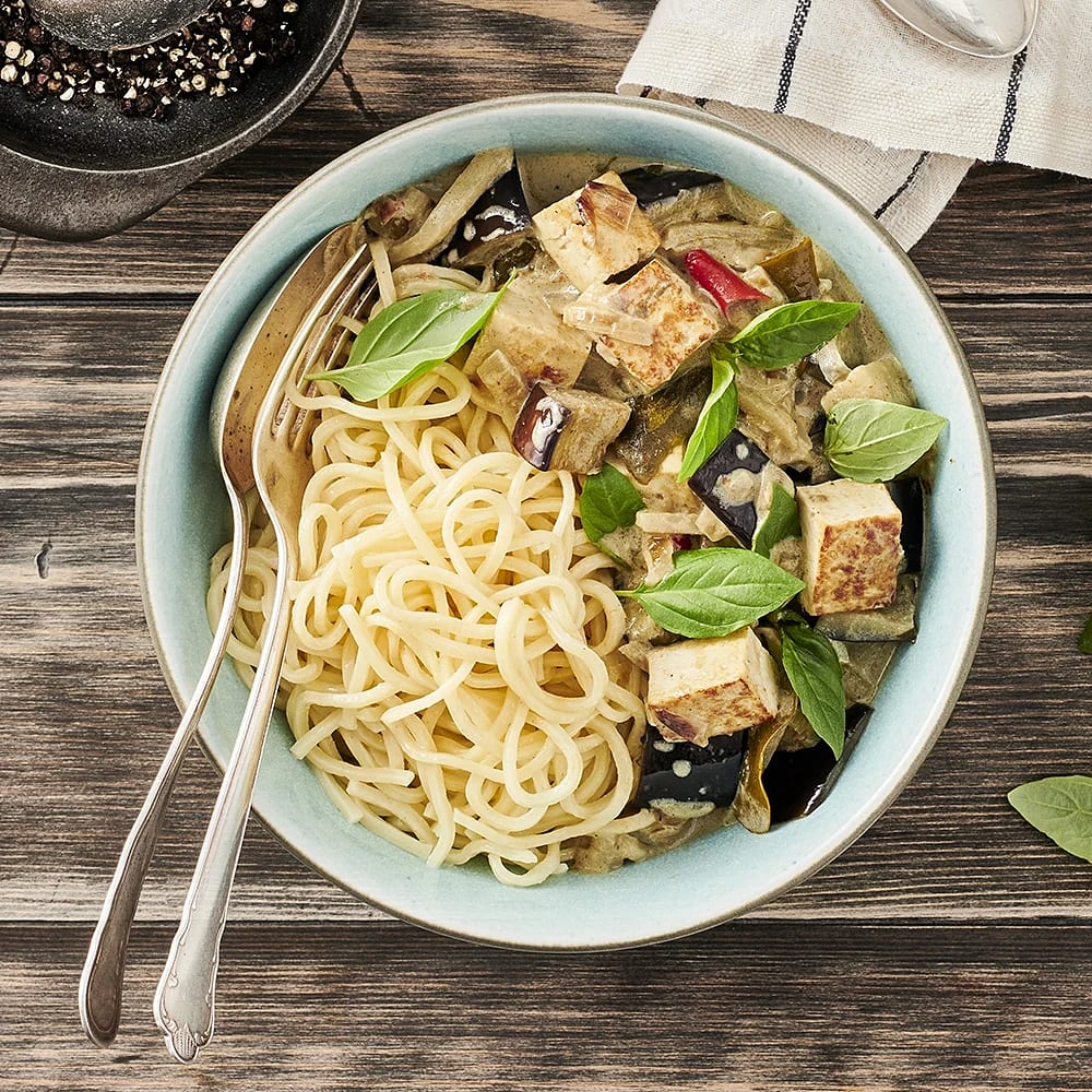 Gryta med grön curry, tofu och nudlar