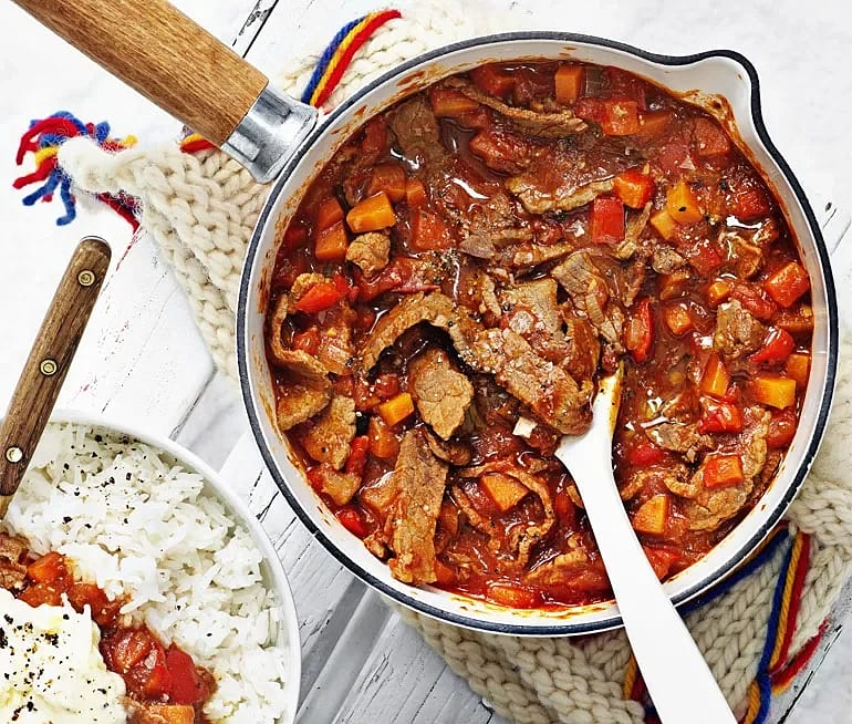 Gulasch på lövbiff med vitlökskräm