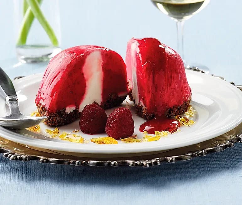 Hallonsorbet fylld med vaniljmascarpone på chokladkexbotten