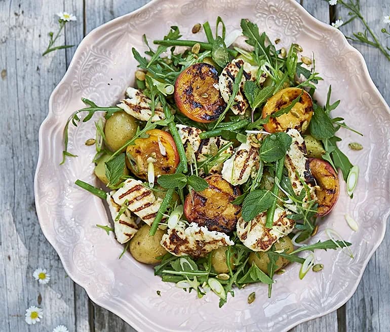 Halloumi- och persikosallad med yoghurt och mynta