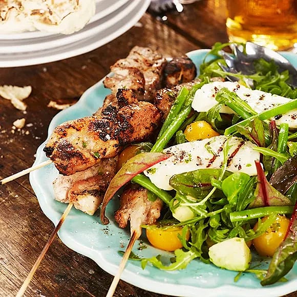 Halloumisallad med mynta och lime till grillad kycklinglårfilé