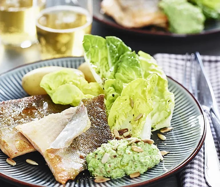 Halstrad fjällröding med ärtpesto och hjärtsallad