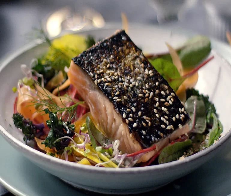 Halstrad lax med färgglad cruditésallad på asiatiskt vis