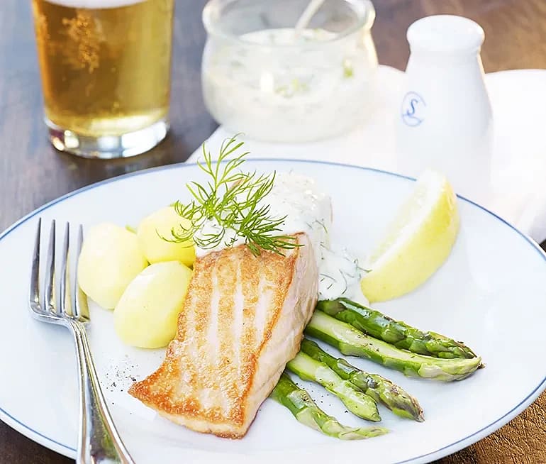 Halstrad lax med sparris och dillhollandaise