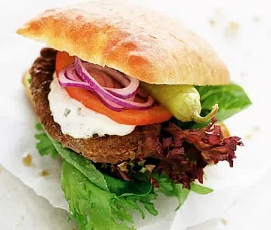 Hamburgare i ciabatta med grönsaker