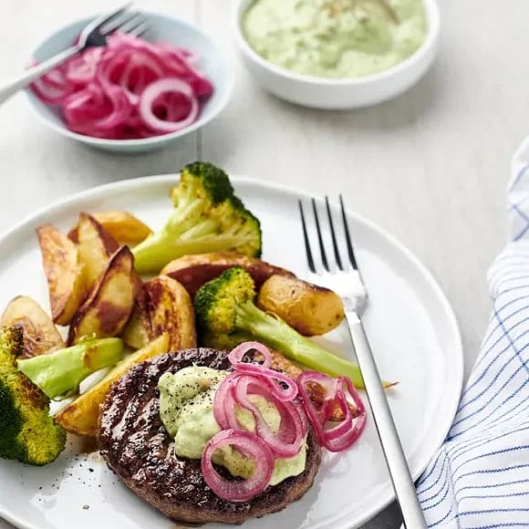 Hamburgare med avokadokräm och picklad lök