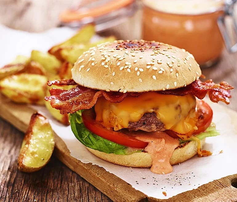 Hamburgare med bacon och klyftpotatis
