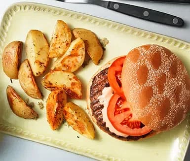 Hamburgare med chiliyoghurt, tomat och klyftpotatis