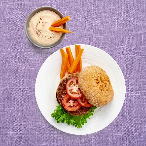 Hamburgare med dressing och morotsstavar