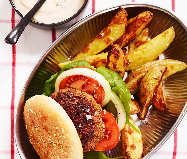 Hamburgare med klyftpotatis och dipp