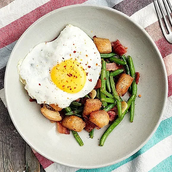 Haricot vertssallad med bacon och bröd