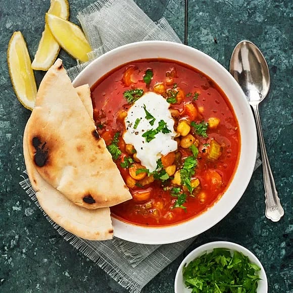 Harirasoppa med pitabröd och yoghurt