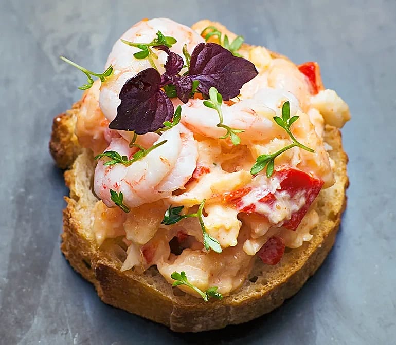Havssallad med grillad paprika på toast