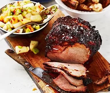 Hel grillad fläskkarré med sesam-BBQ-sås och gurksalsa