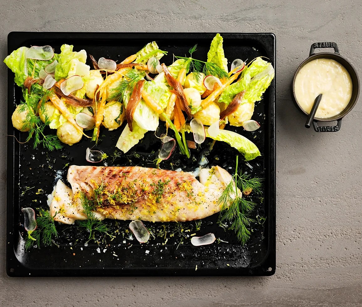 Helbakad sejrygg med vamt potatis- och caesarsallad