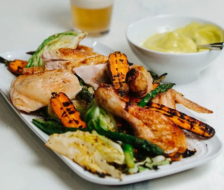 Helgrillad kyckling med sommarprimörer och wasabimajonnäs