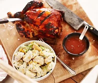 Helgrillad majskyckling med buffalosås och potatissallad