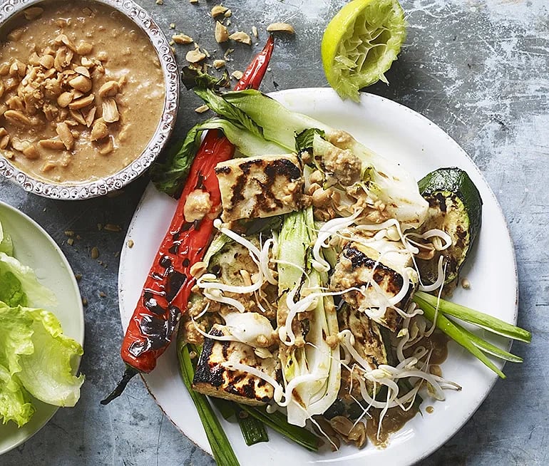 Helgrillad tofu med jordnötssås och grillad färsk lök