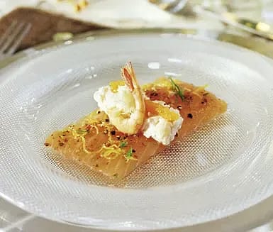 Hemgravad lax med skagen på rökta räkor