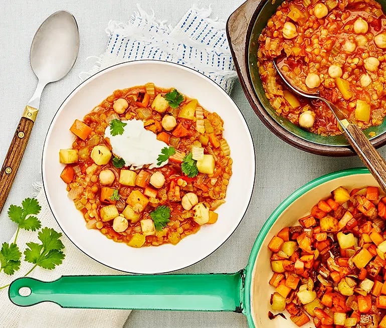 Het linsgryta med kumminstekt vegetarisk pytt och honungskvarg