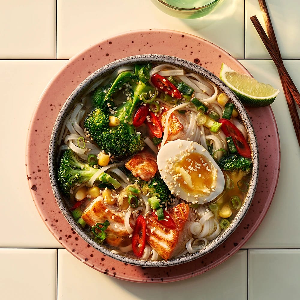 Het nudelsoppa med lax och broccoli