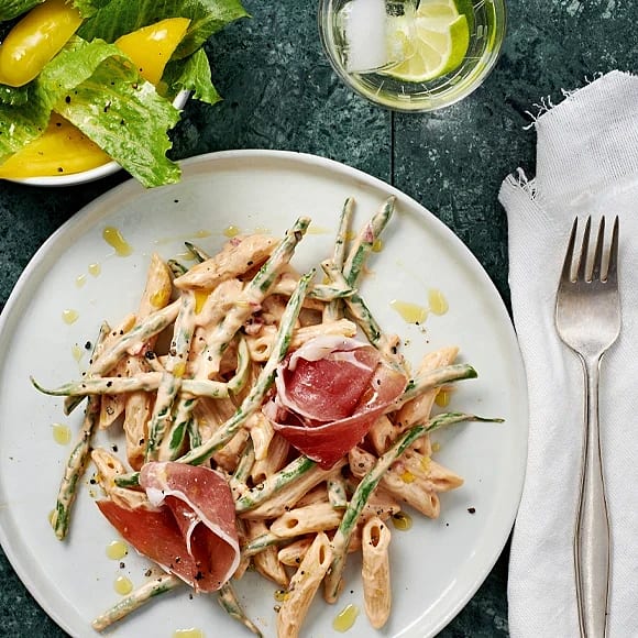 Het pasta med serranoskinka och paprika