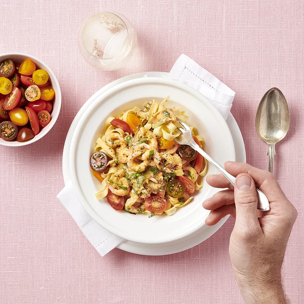 Het räkpasta med tomat och basilika