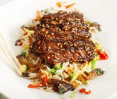 Högrev i ugn med hoi-sin glaze och fried rice
