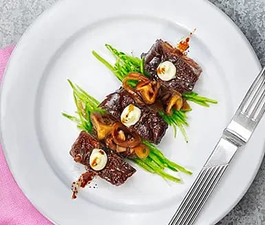 Högrev med sojapicklad svamp och wasabimajonäs