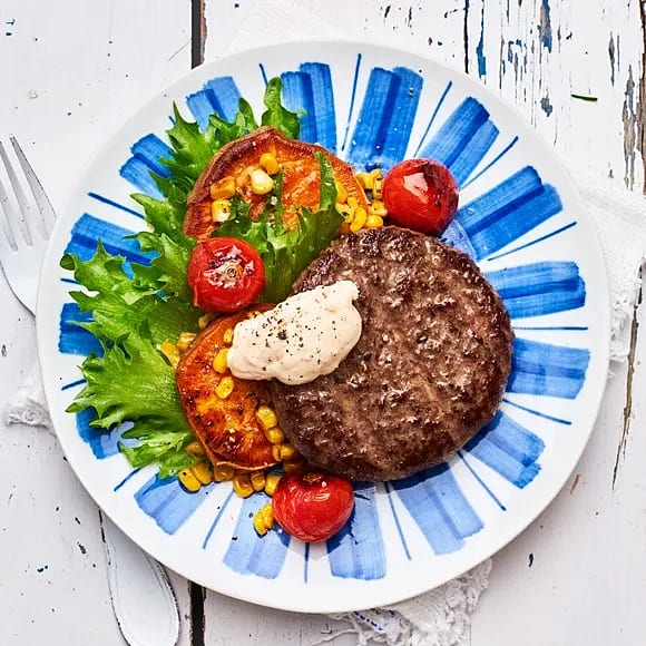 Högrevsburgare med rostad majs och sötpotatis