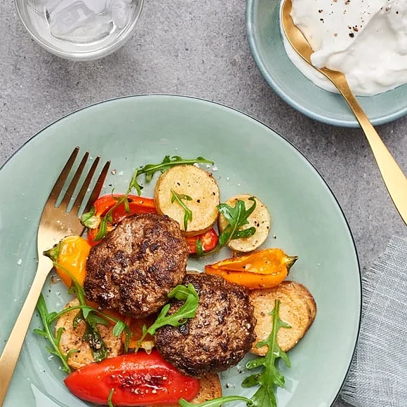 Högrevsburgare med rostad potatis och tzatziki