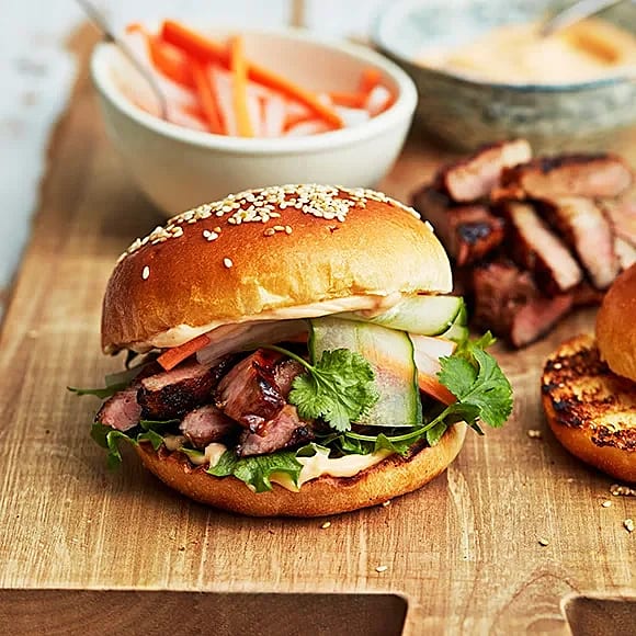 Hoisinglazad karréburgare med pickles och srirachamajo