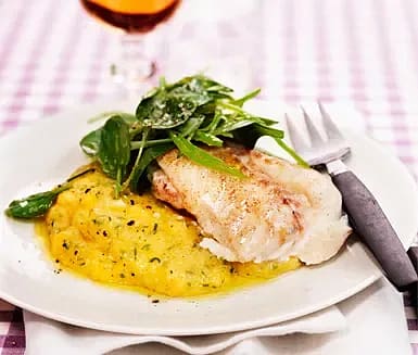 Hoki med dillpolenta och syrlig spenatsallad