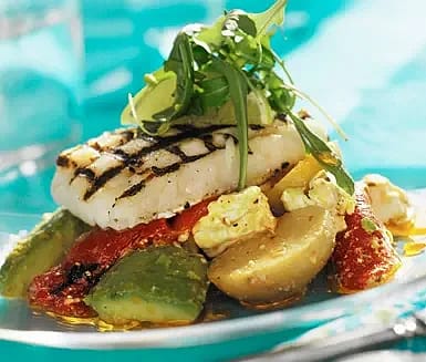 Hokifilé med sallad på avokado och grillad paprika