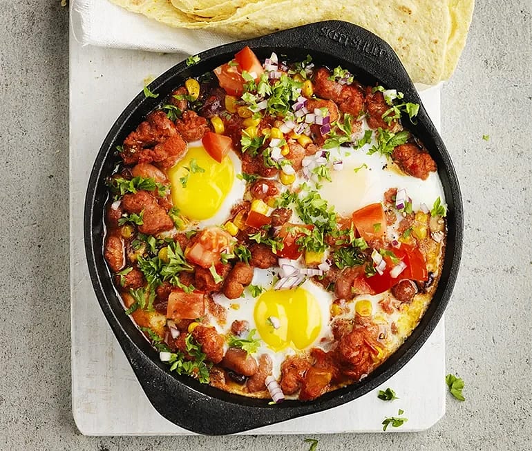 Huevos y frijoles med chorizo