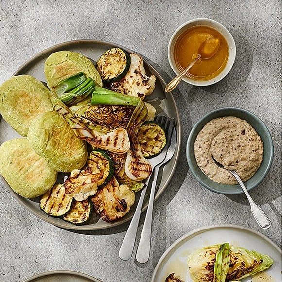 Hummus på gråärter med pitabröd och grillade grönsaker