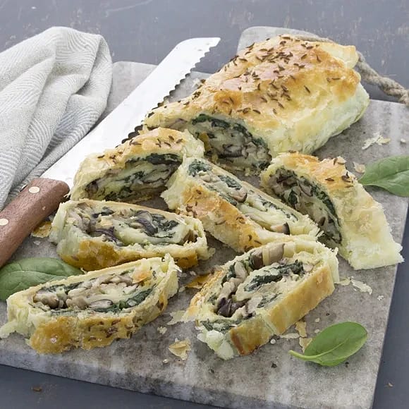 Inbakad smördegsrulle med svamp och cheddar