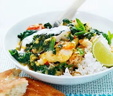 Indisk fiskcurry med hembakat naanbröd och myntayoghurt