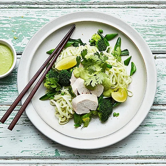 Ingefärspocherad kyckling med kokosdressing och risnudlar