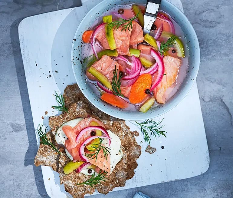 Inlagd lax med gurka och hovmästarmajonnäs